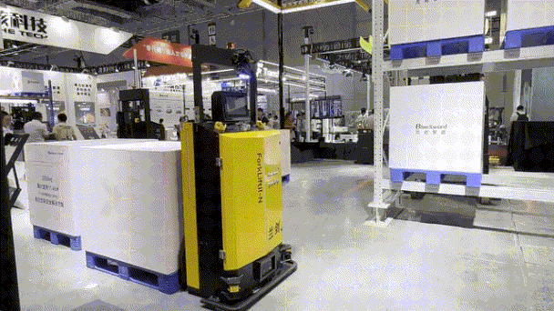 電動(dòng)堆高叉車(chē)AMR舉升上下架.gif